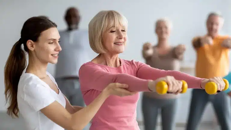 cet exercice simple à faire à la maison est le meilleur pour garder la forme après 50 ans