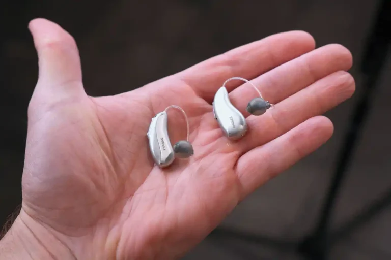 comment choisir un appareil auditif résistant à l’eau et à la sueur