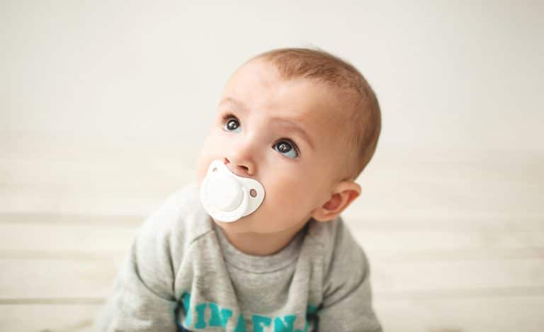 idées cadeaux pour baby shower tétines personnalisées